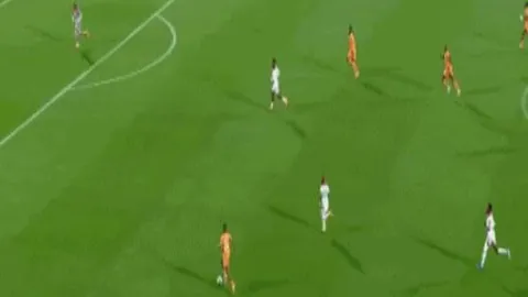 巨星荣膺历史性冠军时刻，帽子却成焦点热议对象